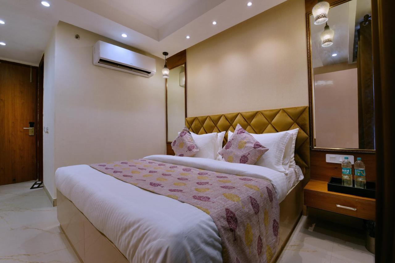 Hotel Leo Saffron - Pitampura Delhi  Exterior photo