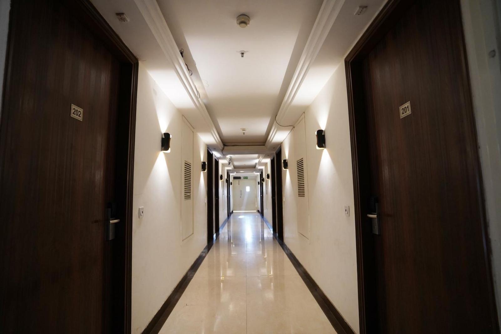 Hotel Leo Saffron - Pitampura Delhi  Exterior photo
