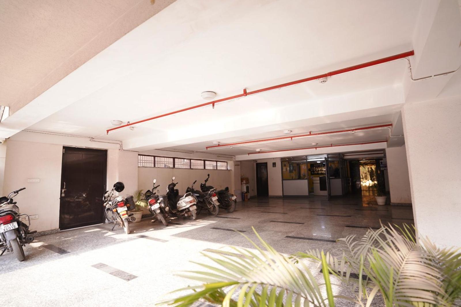 Hotel Leo Saffron - Pitampura Delhi  Exterior photo