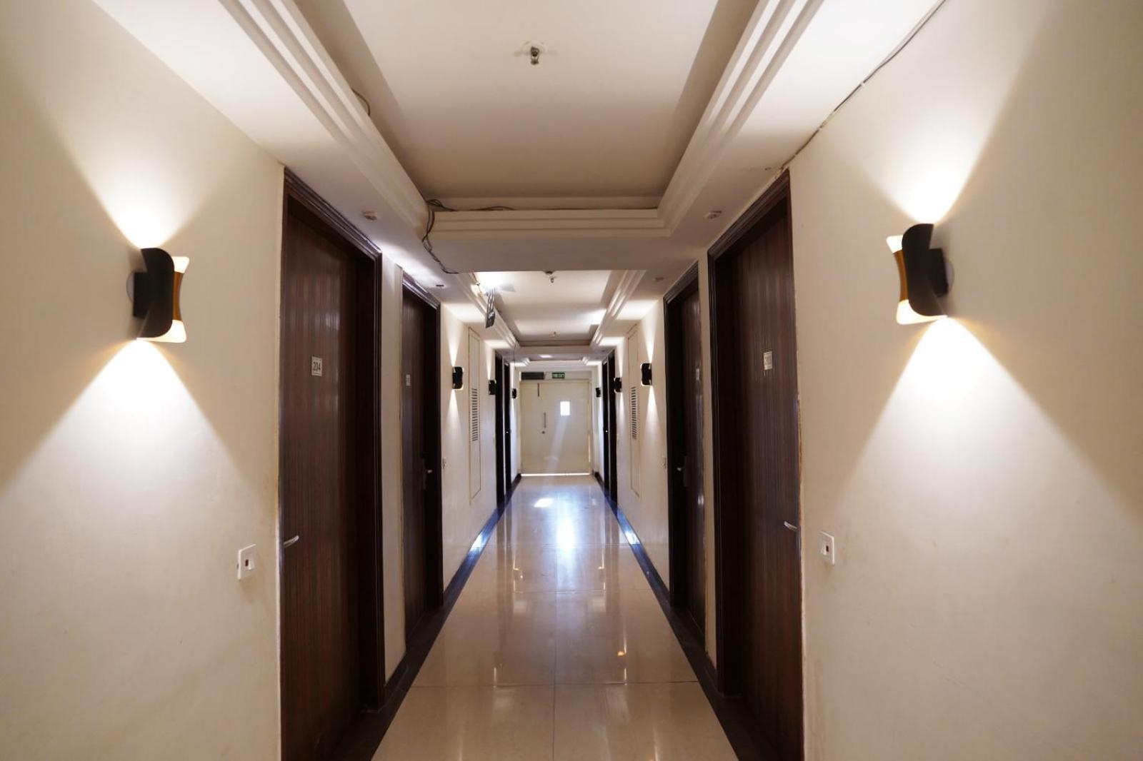 Hotel Leo Saffron - Pitampura Delhi  Exterior photo