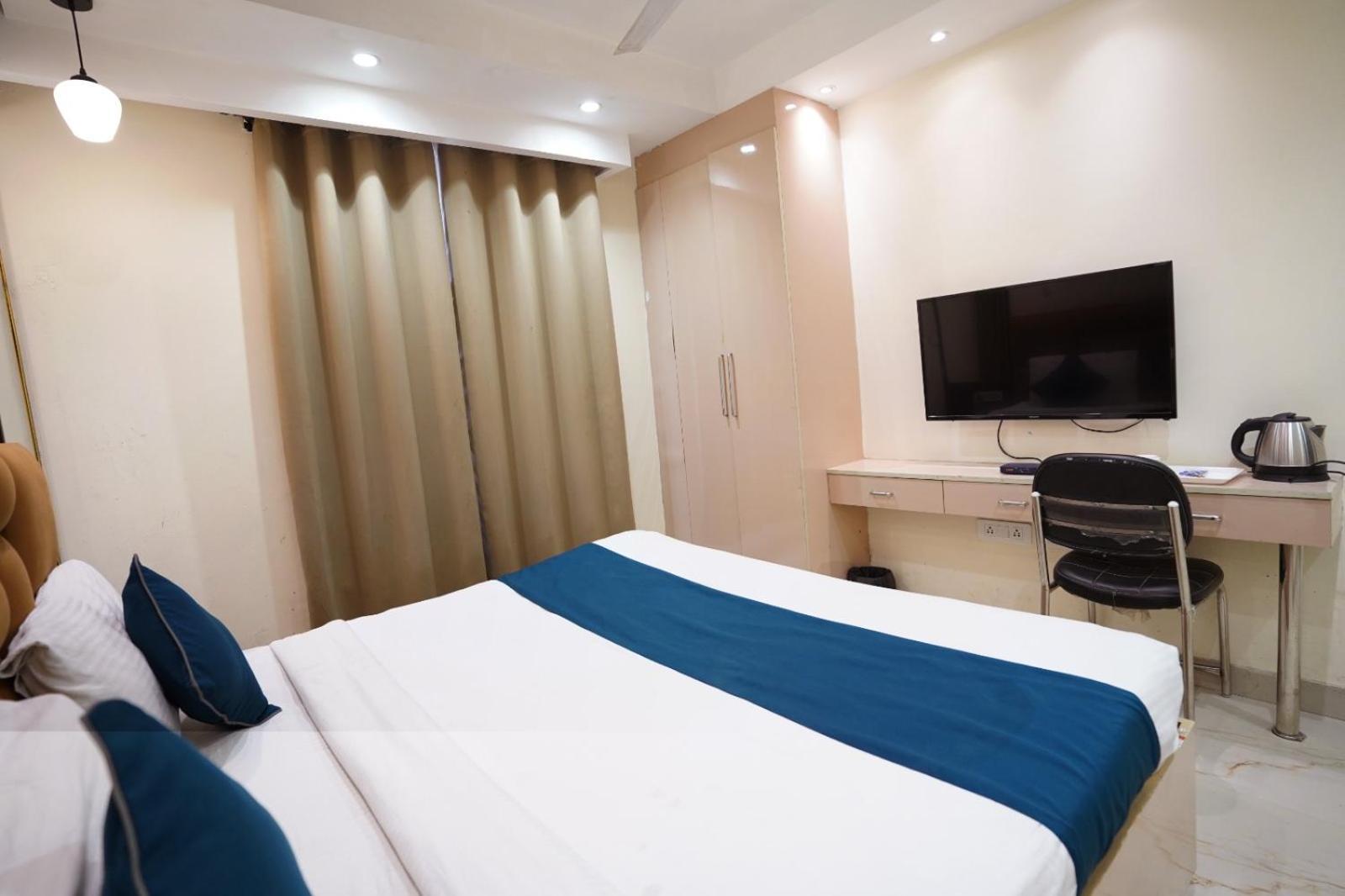 Hotel Leo Saffron - Pitampura Delhi  Exterior photo