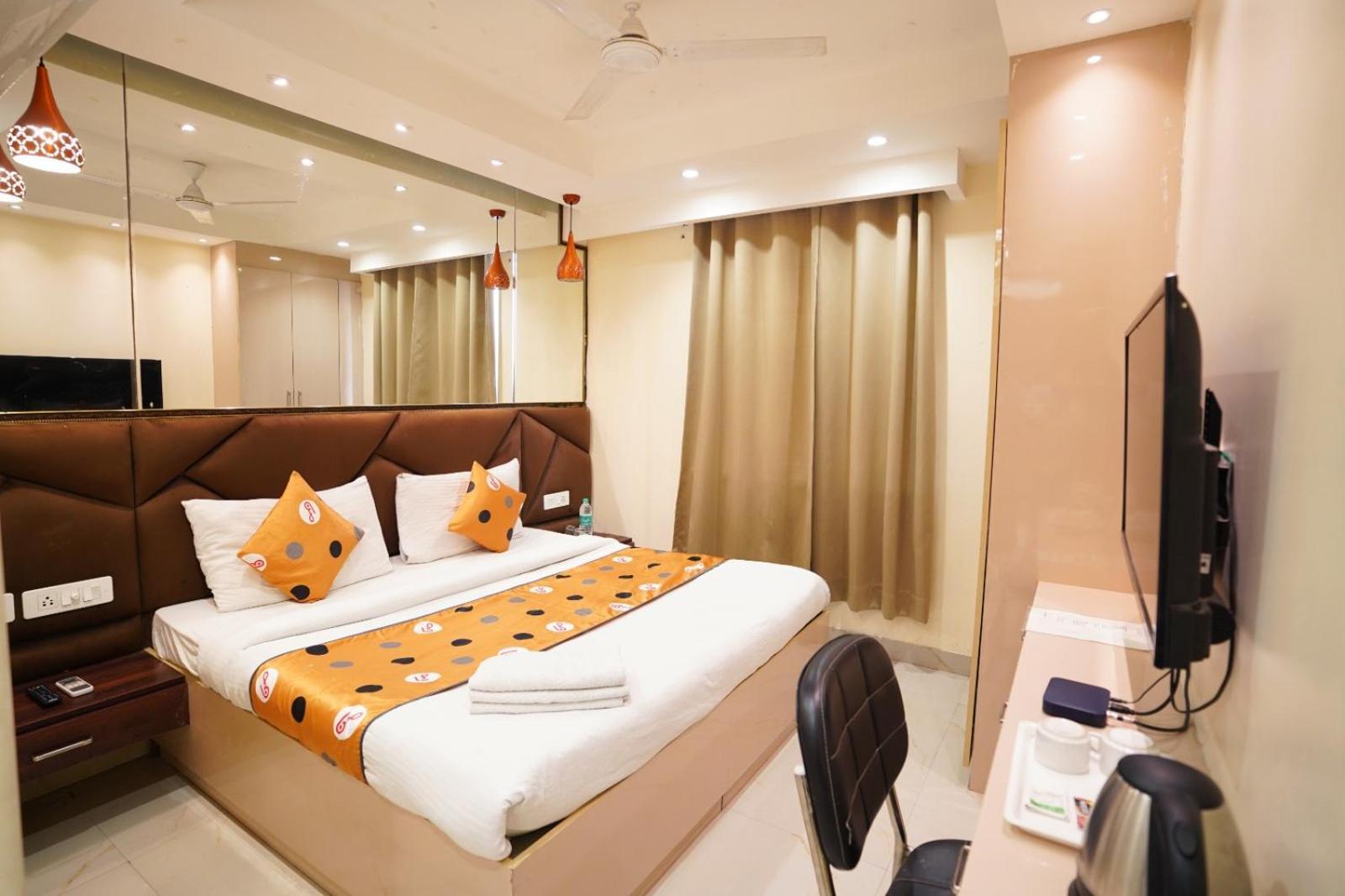Hotel Leo Saffron - Pitampura Delhi  Exterior photo