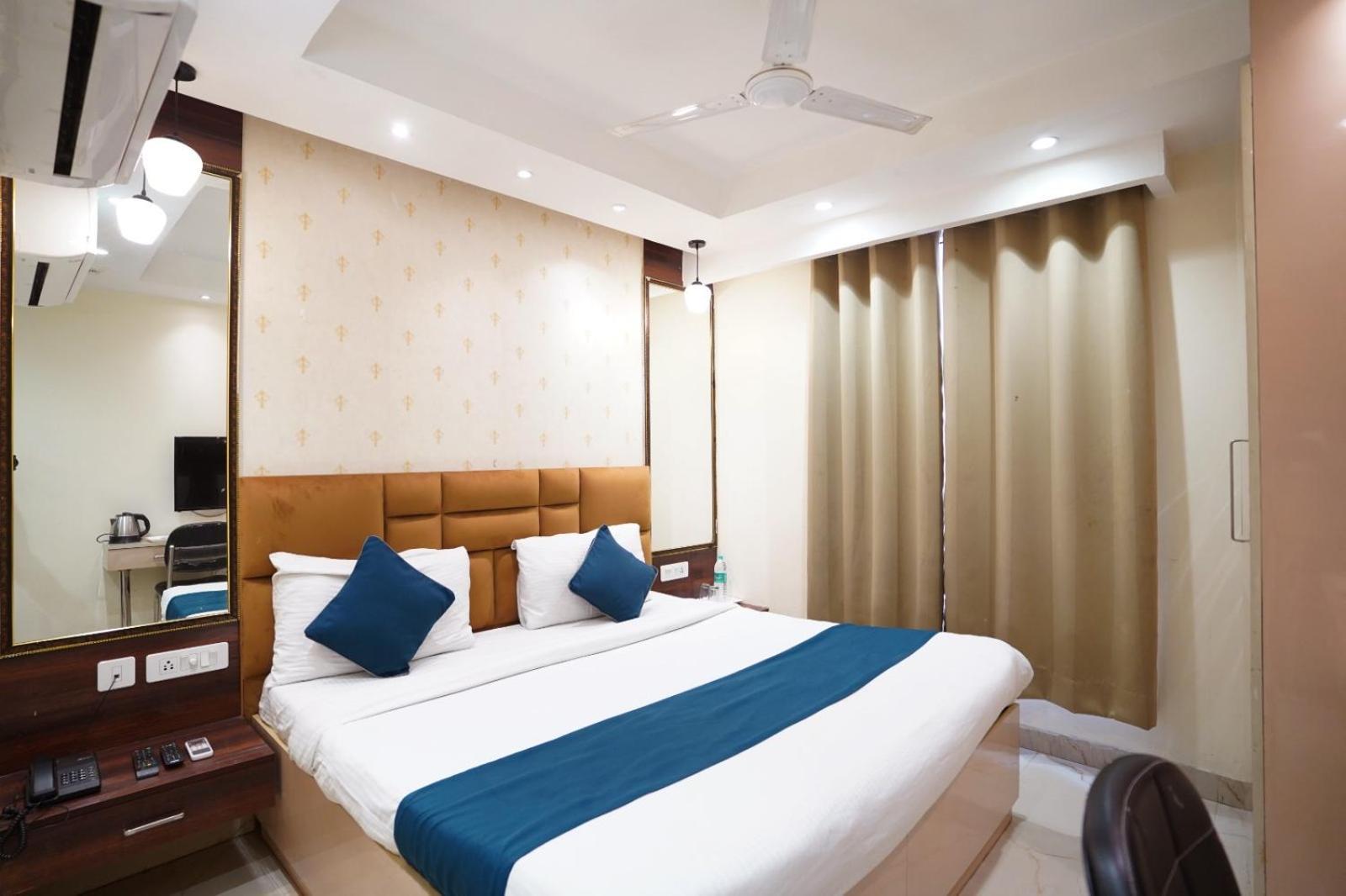 Hotel Leo Saffron - Pitampura Delhi  Exterior photo