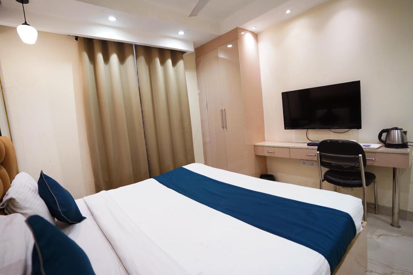 Hotel Leo Saffron - Pitampura Delhi  Exterior photo