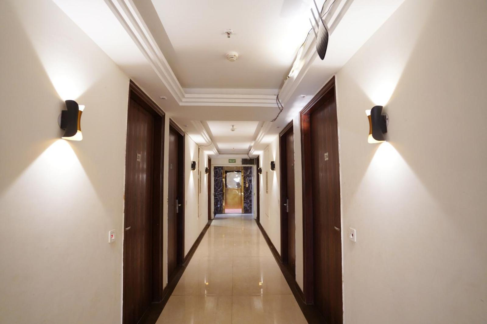 Hotel Leo Saffron - Pitampura Delhi  Exterior photo