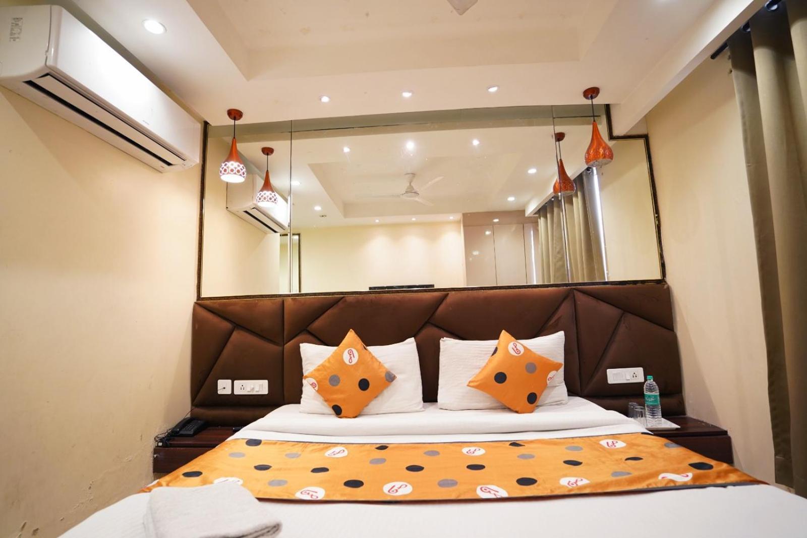 Hotel Leo Saffron - Pitampura Delhi  Exterior photo