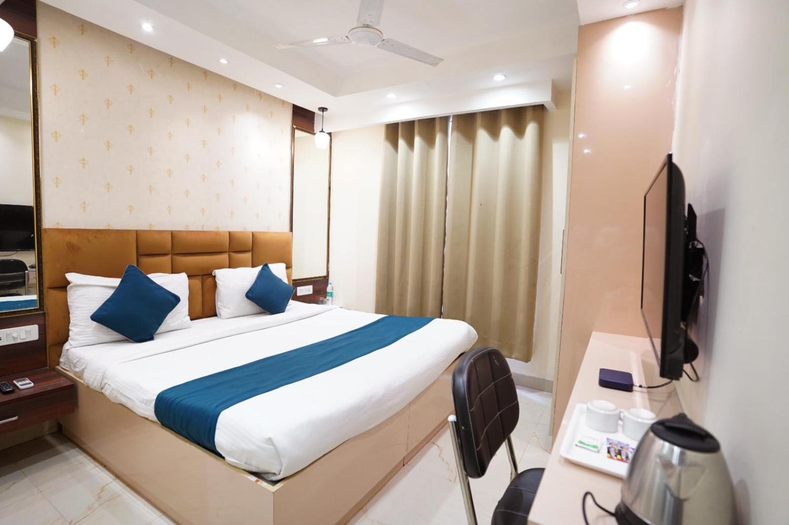 Hotel Leo Saffron - Pitampura Delhi  Exterior photo