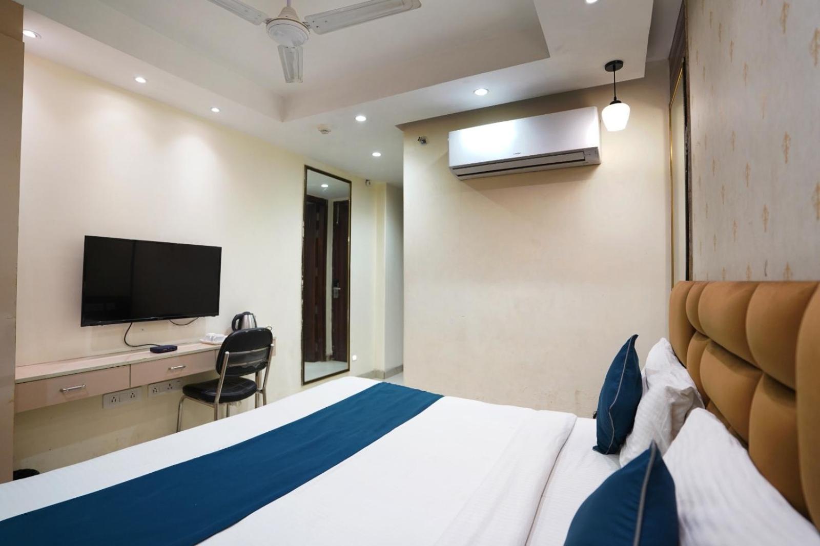 Hotel Leo Saffron - Pitampura Delhi  Exterior photo